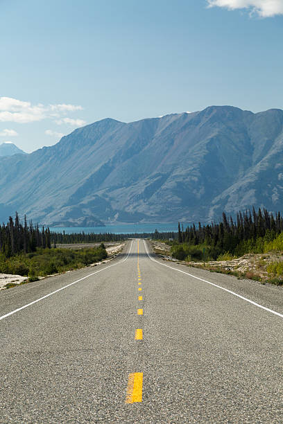 Autostrada Yukon vuota - foto stock