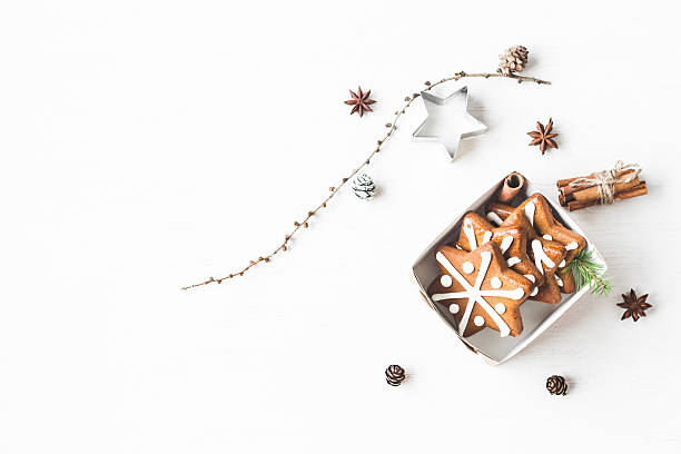 prezent, gałęzie modrzewia, laski cynamonu, gwiazda anyż, ciasteczka świąteczne - cookie food isolated dessert zdjęcia i obrazy z banku zdjęć