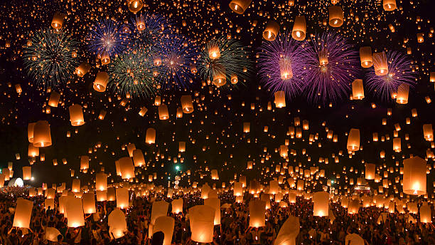 himmel laternen mit feuerwerk - invoke stock-fotos und bilder