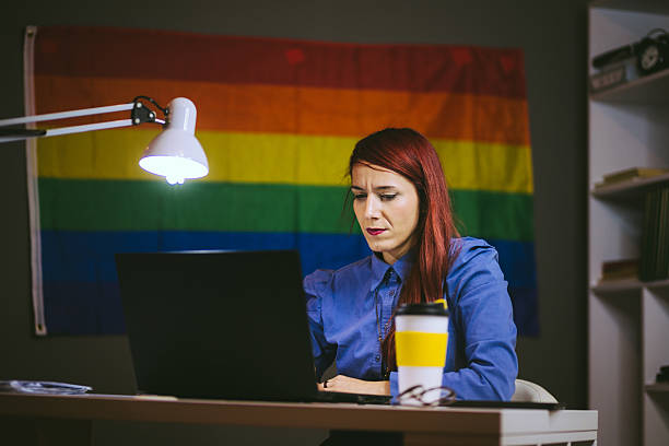 frau tipping an ihrem laptop - coffee cup flash stock-fotos und bilder