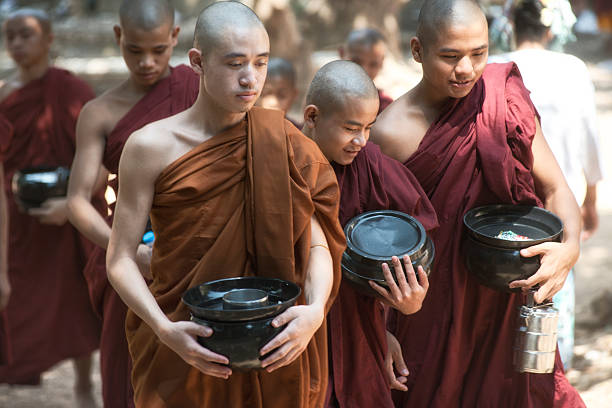 monjes que van a almorzar, yangon, myanmar - bagan myanmar burmese culture family fotografías e imágenes de stock