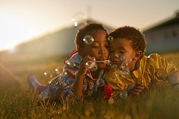 frères et sœurs et les meilleurs amis - bubble wand child outdoors bubble photos et images de collection