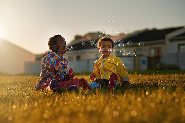 jugar mejor con burbujas - bubble wand bubble child playful fotografías e imágenes de stock