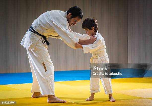 Hombre Y Joven Están Entrenando Lanzamiento De Judo Foto de stock y más banco de imágenes de Judo