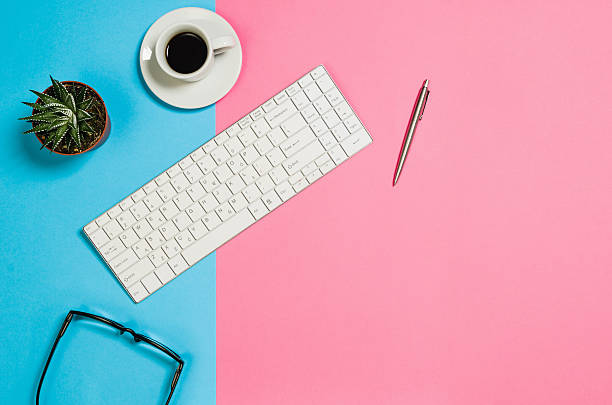 foto plana de un escritorio de espacio de trabajo de mujer freelancer creativa - colores fotos fotografías e imágenes de stock