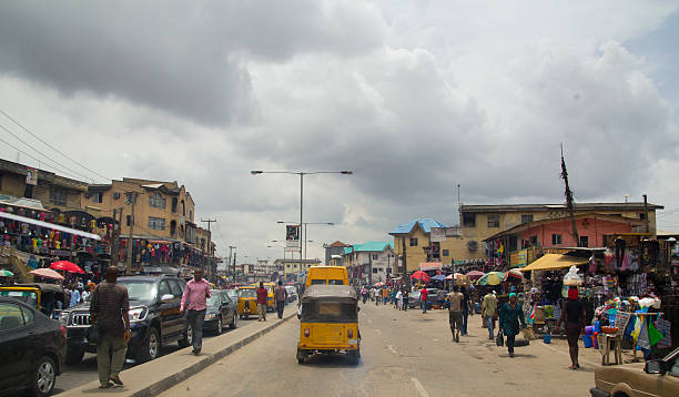 stadt lagos, nigeria - nigerian culture men africa african culture stock-fotos und bilder