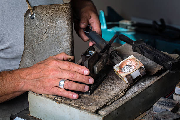 grani d'argento nel crogiolo all'officina orafa - jeweller jewelry industry vat foto e immagini stock