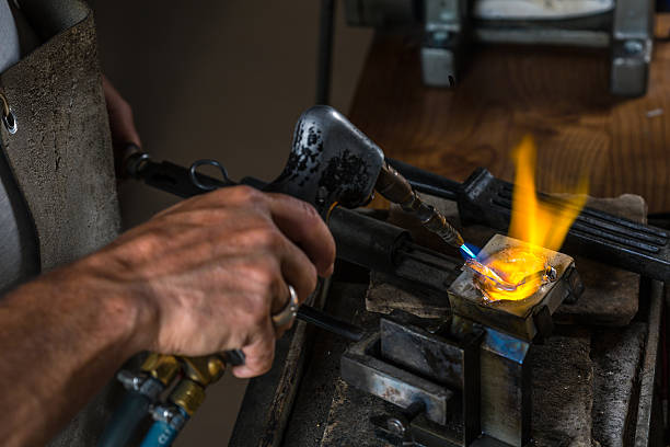 fusione di un lingotto d'argento in crogiolo con fiamma ossidrica - jeweller jewelry industry vat foto e immagini stock