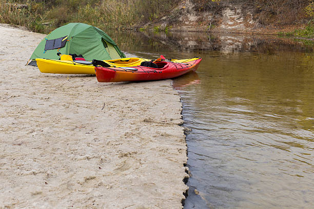 кемпинг на пляже. - kayaking kayak river lake стоковые фото и изображения