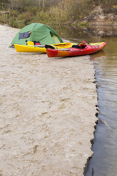 кемпинг на пляже. - kayaking kayak river lake стоковые фото и изображения