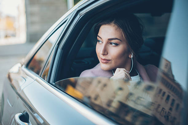 elegancka kobieta patrząca przez okno samochodu - upper class audio zdjęcia i obrazy z banku zdjęć