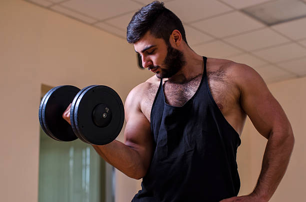 il ragazzo fa sport in palestra - swarty foto e immagini stock