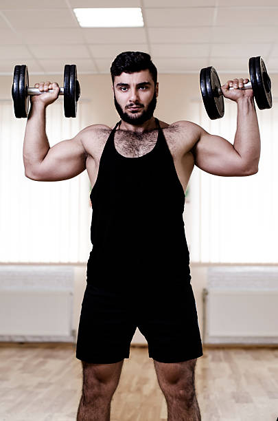 il ragazzo fa sport in palestra - swarty foto e immagini stock