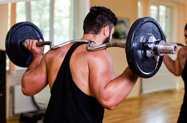 le gars fait du sport dans la salle de gym - swarty photos et images de collection