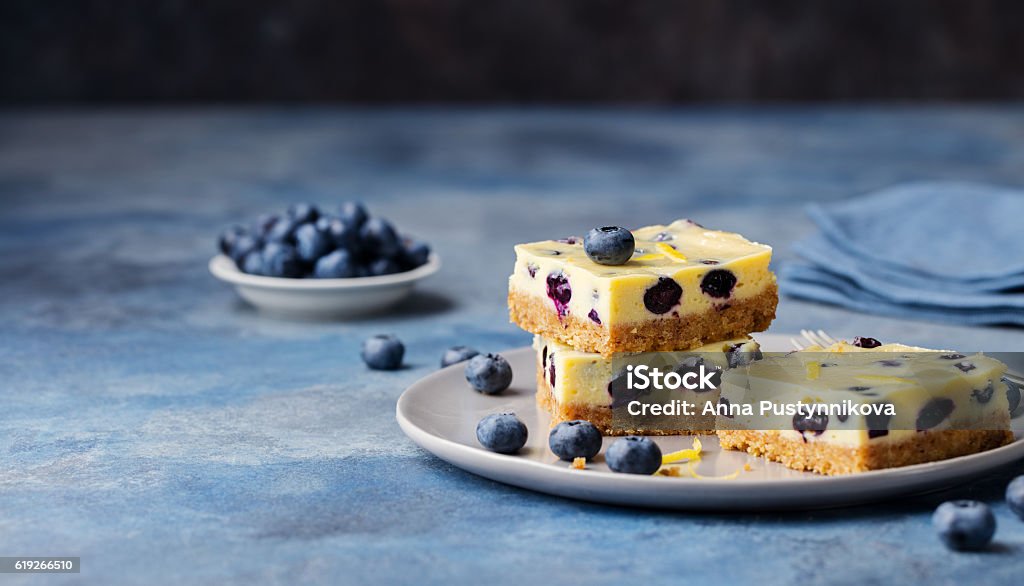 Barras de arándanos, pastel, tarta de queso en un plato gris - Foto de stock de Arándano libre de derechos