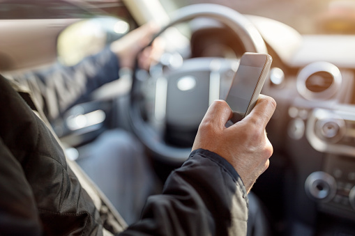Mensajes de texto mientras se conduce usando el teléfono celular en el automóvil photo
