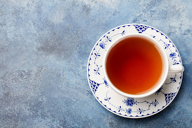 tazza di tè su sfondo di pietra blu. visualizzazione dall'alto - plate dinning table blue foto e immagini stock