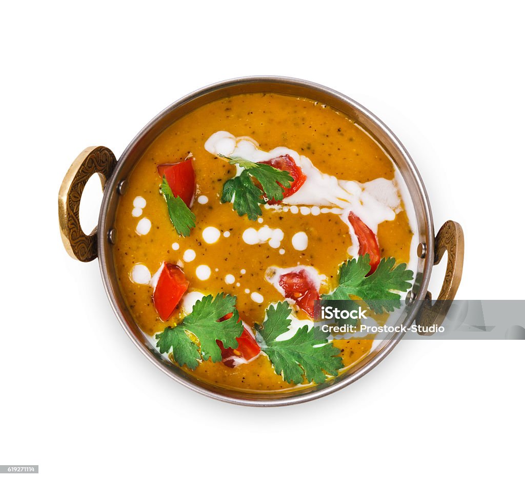 Wegańskie i wegetariańskie danie kuchni indyjskiej, pikantna zupa z soczewicy - Zbiór zdjęć royalty-free (Białe tło)