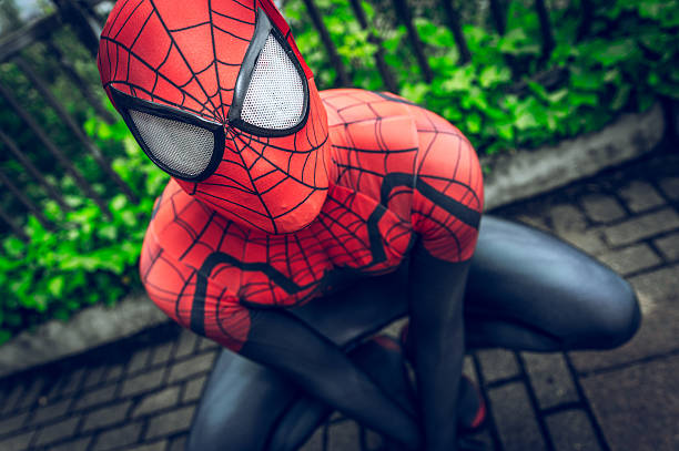 cosplayer vestido como 'spiderman' de marvel - cosplay de anime fotografías e imágenes de stock