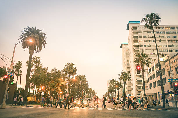 местные жители и туристы гуляют по ocean ave в санта-монике - santa monica стоковые фото и изображения