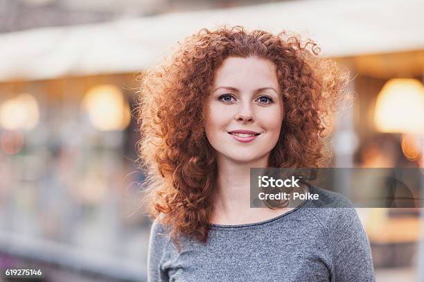 Hermosa Mujer Joven Al Aire Libre Foto de stock y más banco de imágenes de Mujeres - Mujeres, Retrato, Una sola mujer