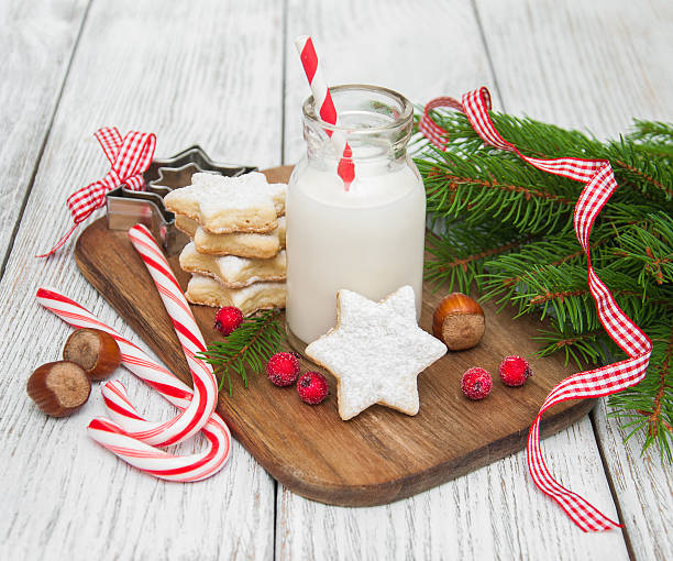 navidad galletas y leche - milk milk bottle drinking straw cookie fotografías e imágenes de stock