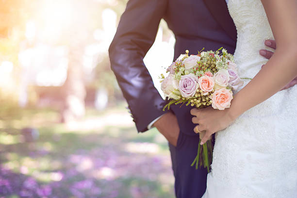 花嫁とブーケストックイマージュ - 結婚式 ストックフォトと画像