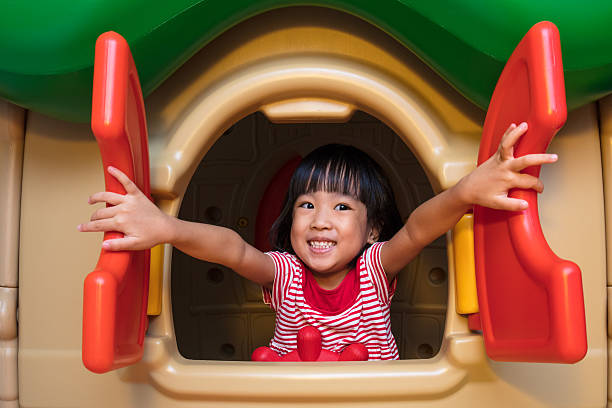 asiatische chinesische kleine mädchen spielen in spielzeughaus - child playground small toy stock-fotos und bilder