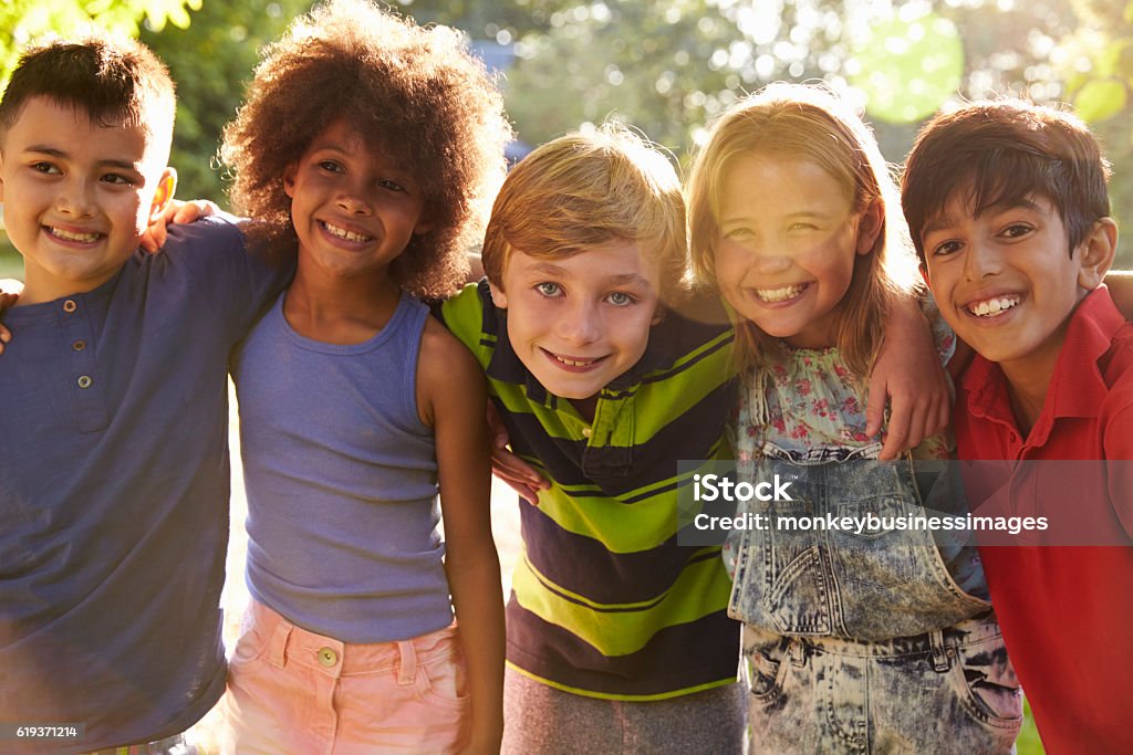 Retrato de cinco niños divirtiéndose juntos al aire libre - Foto de stock de Niño libre de derechos