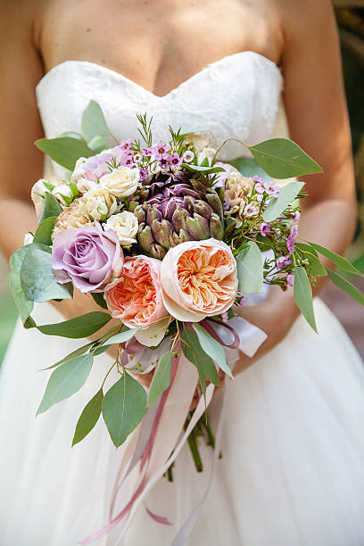 la sposa tiene un bellissimo bouquet nuziale - bride bouquet foto e immagini stock