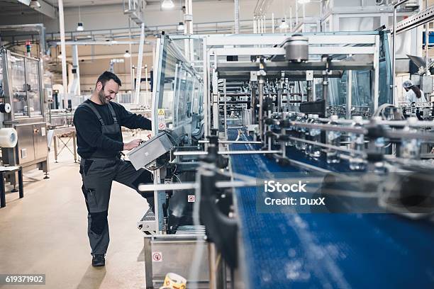 Fábrica Indors La Gente En El Trabajo Foto de stock y más banco de imágenes de Industria - Industria, Fábrica, Plástico