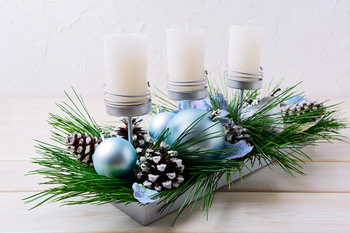 Mesa central de Navidad con velas y adornos azules photo