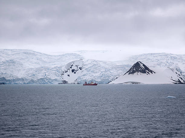 research ship ancored at admiralty bay, king george island, antarctica. - admiralty bay sky landscape wintry landscape imagens e fotografias de stock