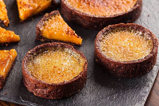 creme brulee tart - creme brulee tart custard dessert imagens e fotografias de stock