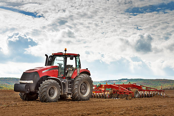 tracteur rouge moderne dans le domaine agricole. - plant size photos et images de collection