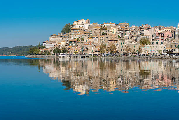 lago anguillara sabazia bracciano - bracciano fotografías e imágenes de stock