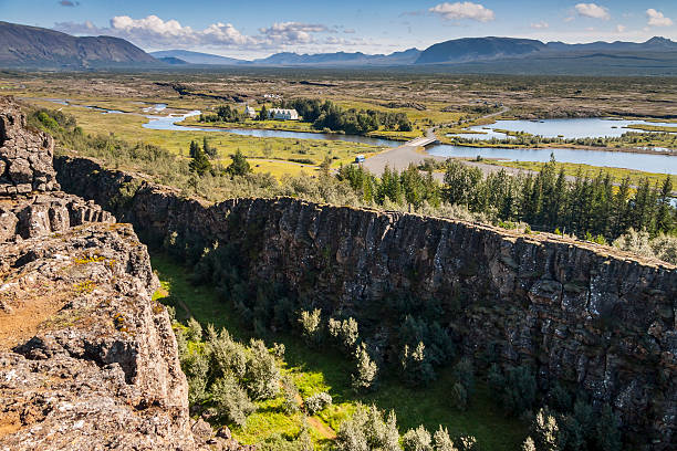 thingvellir valley-islândia. - divided plate imagens e fotografias de stock