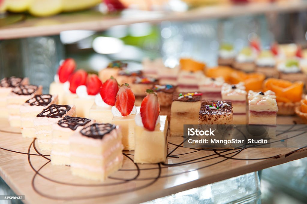 Deliziose mini torte sul tavolo a buffet - Foto stock royalty-free di Dessert