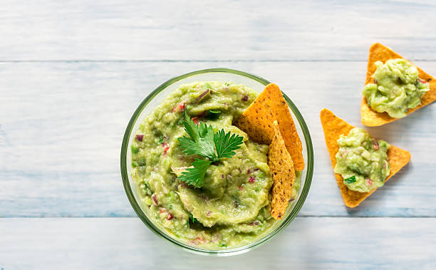 bol de guacamole con chips de tortilla - guacamole fotografías e imágenes de stock