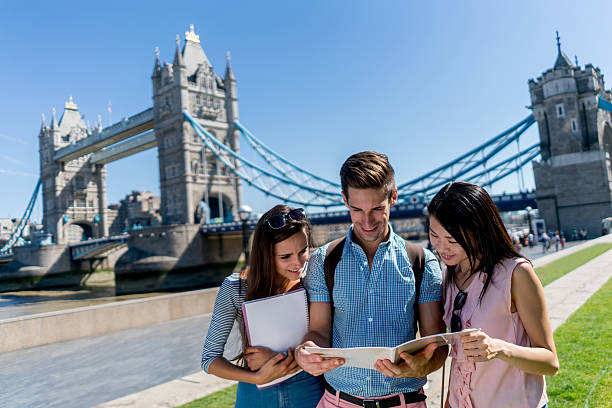 学生グループでロンドン - tower bridge uk london england people ストックフォトと画像