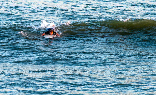 Cтоковое фото Одинокий серфер пытается поймать волну