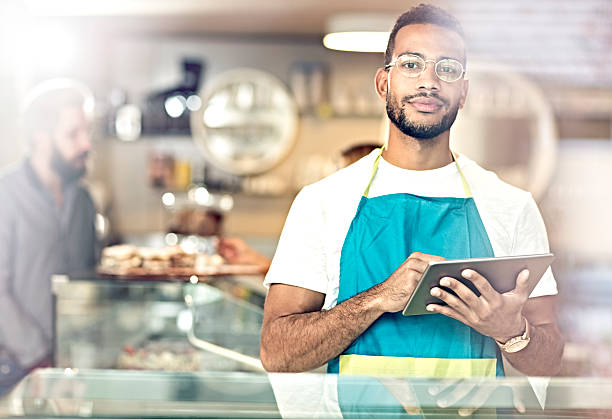 portret uśmiechniętego właściciela stojącego w jej kawiarni - digital tablet men male beauty professional occupation zdjęcia i obrazy z banku zdjęć