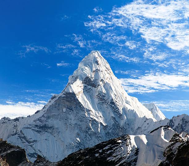 monte montanha ama dablam na forma de everest acampamento base - ama dablam imagens e fotografias de stock