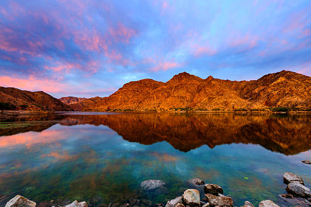 nascer do sol épico no rio colorado perto de las vagas - rio colorado - fotografias e filmes do acervo