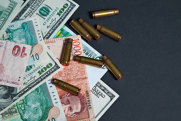 die verwendeten schalengehäuse sind auf einem geld - currency crime gun conflict stock-fotos und bilder