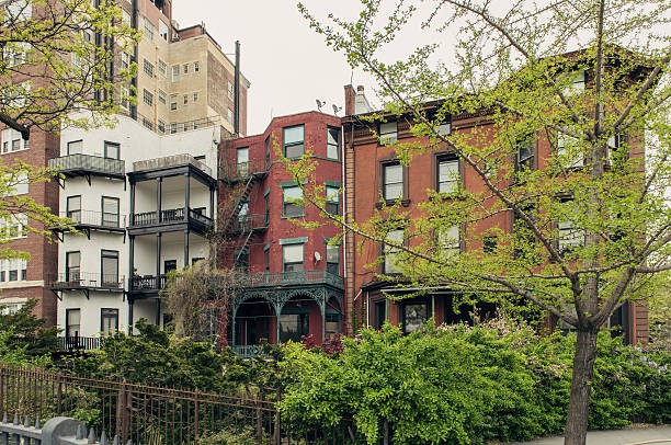 brownstone stadthäuser in der wohnstraße in brooklyn heights, new york. - venerable stock-fotos und bilder