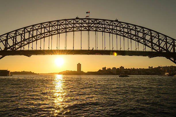 ikonische sydney harbour bridge - sydney harbor australia financial district cruise ship stock-fotos und bilder