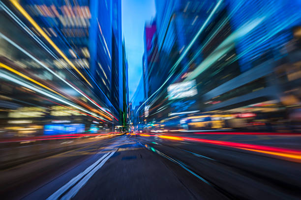 pistes de voiture la nuit, hong kong - defocused blurred motion road street photos et images de collection