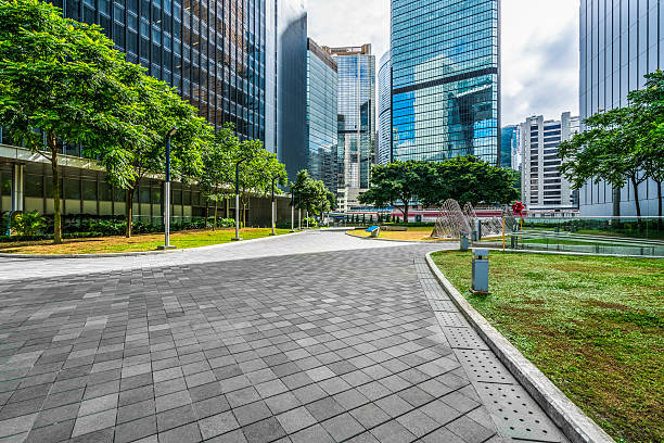 parque vacío con rascacielos modernos de fondo - textured urban scene outdoors hong kong fotografías e imágenes de stock