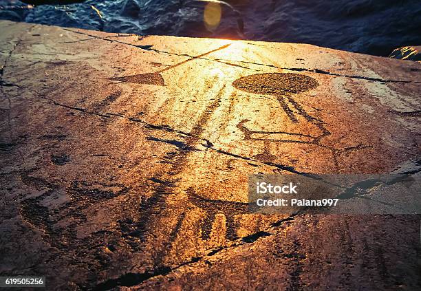 Onega Petroglyphen Bei Sonnenuntergang Stockfoto und mehr Bilder von Höhlenmalerei - Höhlenmalerei, Historisch, Geschichtlich